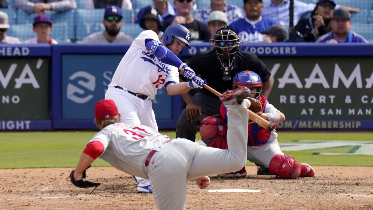 Dodgers' Max Muncy has lame excuse for fielding woes to start 2023