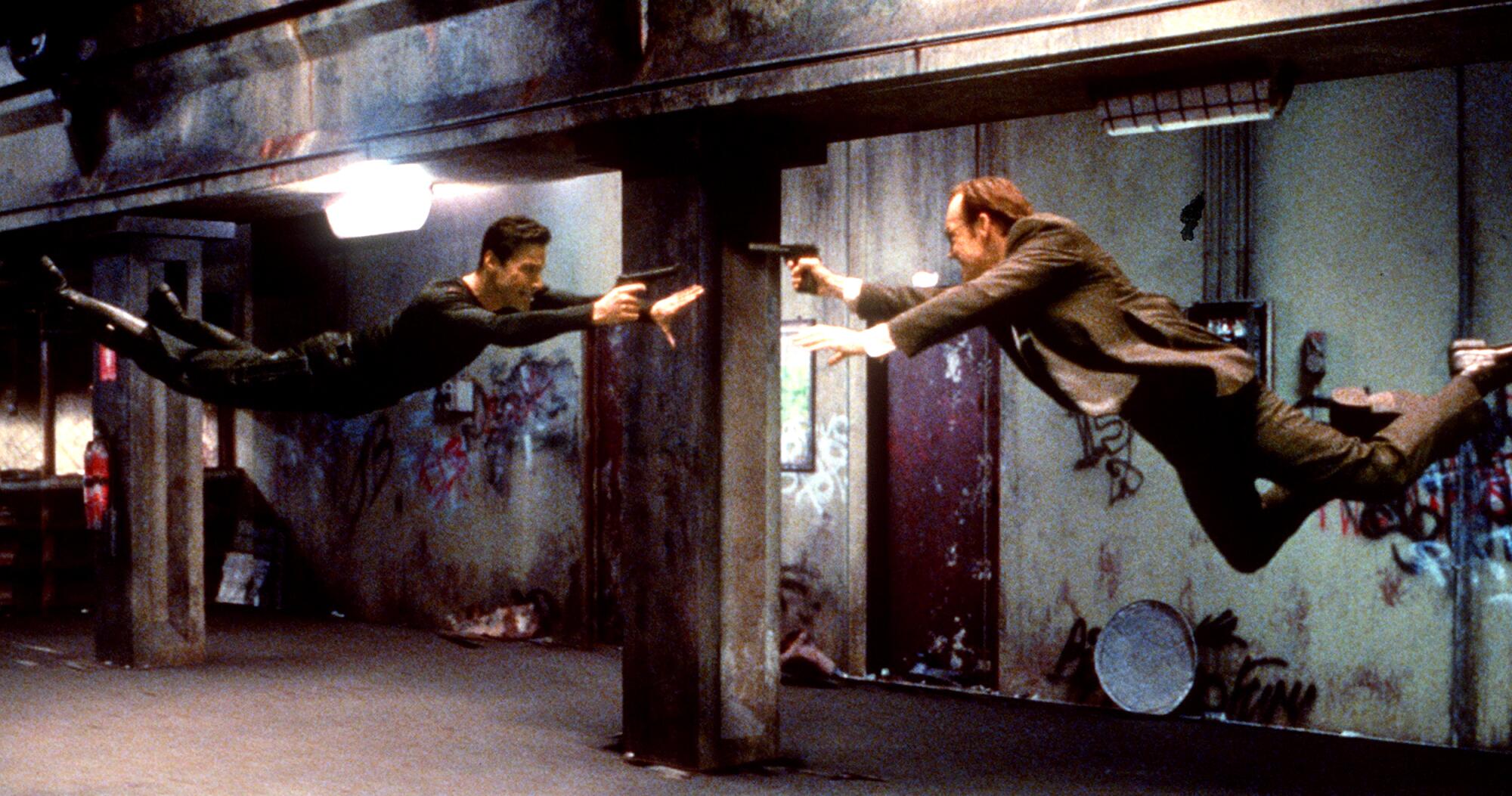 Neo (Keanu Reeves) et l'agent Smith (Hugo Weaving) s'affrontent dans un "La matrice"