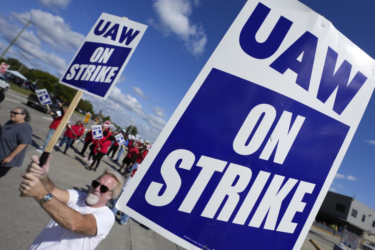 Miembros del sindicato United Auto Workers durante una huelga en la Planta de Ensamblaje Ford 
