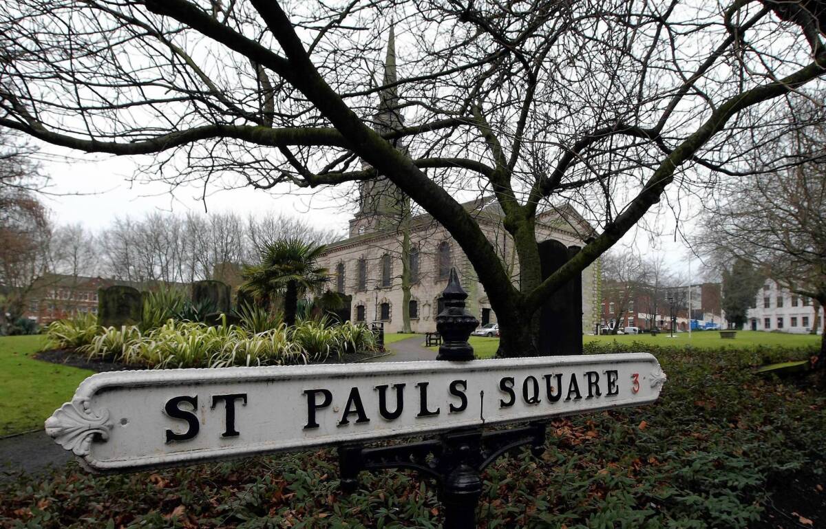 A street sign for St. Paul's Square in Birmingham, England, drops the apostrophe.