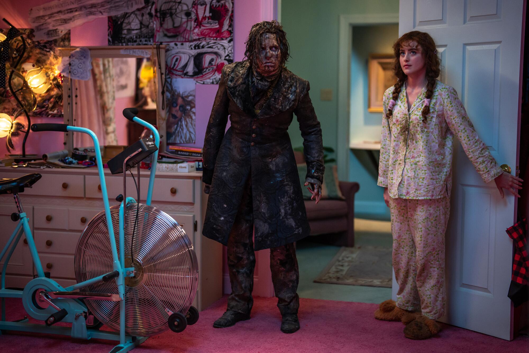 Cole Sprouse y Kathryn Newton en una escena de "Lisa Frankenstein".