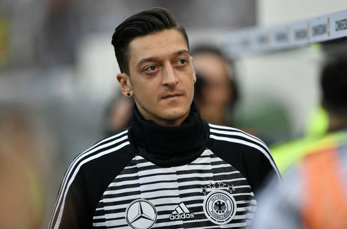 En imagen de archiivo del viernes 8 de junio de 2018, el mediocampista alemán Mesut Ozil se prepara para el partido amistoso entre las selecciones de Alemania y Arabia Saudí en la BayArena en Leverkusen, Alemania.