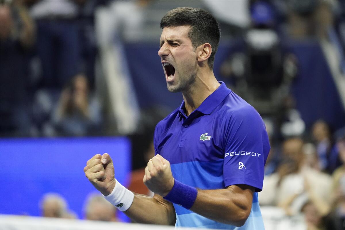El serbio Novak Djokovic festeja luego de doblegar al alemán Alexander Zverev en la semifinal del Abierto de EEUU.