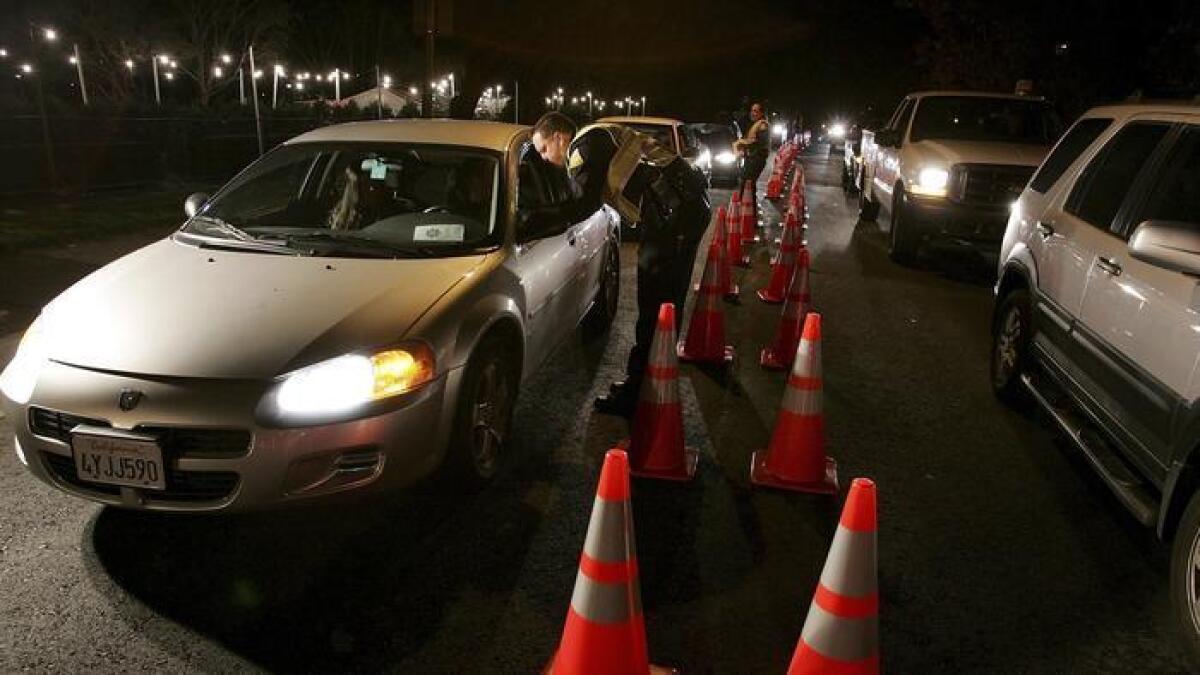 Oficiales de la policía de San Bruno detienen automovilistas en un control de alcohol o drogas. Funcionarios estatales proponen una nueva prueba que determinaría si un conductor se encuentra bajo efectos de marihuana y otras sustancias .