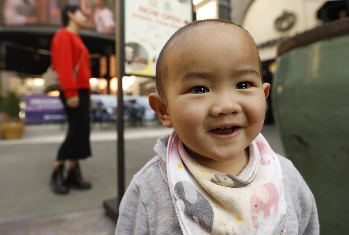 The History behind Gifting Red Envelopes during Chinese New Year - LAT  Multilingual