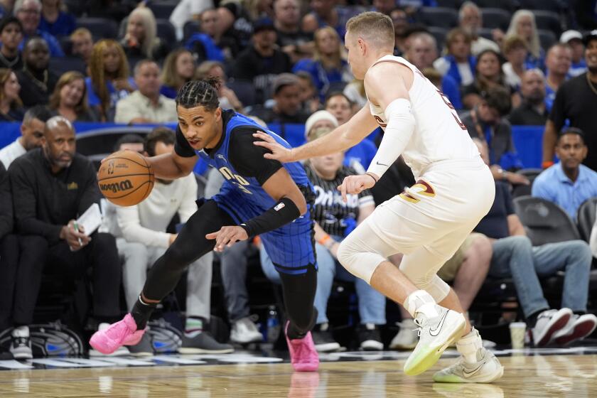 El escolta del Magic de Orlando, Jett Howard, a la izquierda, conduce contra el escolta de los Cavaliers de Cleveland, Sam Merrill, durante la segunda mitad del Juego 3 de una serie de playoffs de primera ronda de baloncesto de la NBA, el jueves 25 de abril de 2024, en Orlando, Florida (AP Foto/John Raoux)