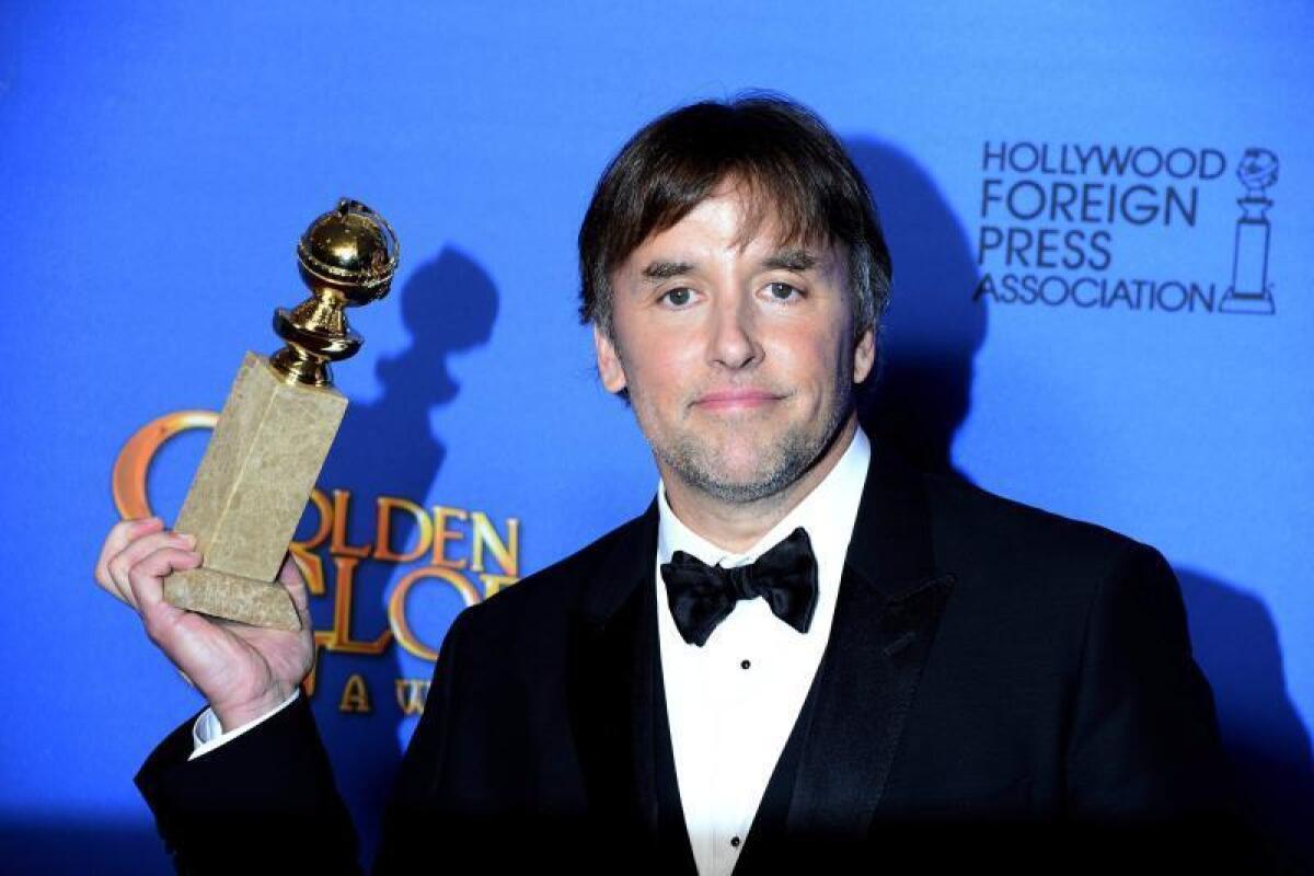 El director estadounidense Richard Linklater posa anoche junto al premio como mejor director obtenido por la película 'Boyhood' en la entrega número 72 de los Golden Globe. EFE/Paul Buck/Archivo