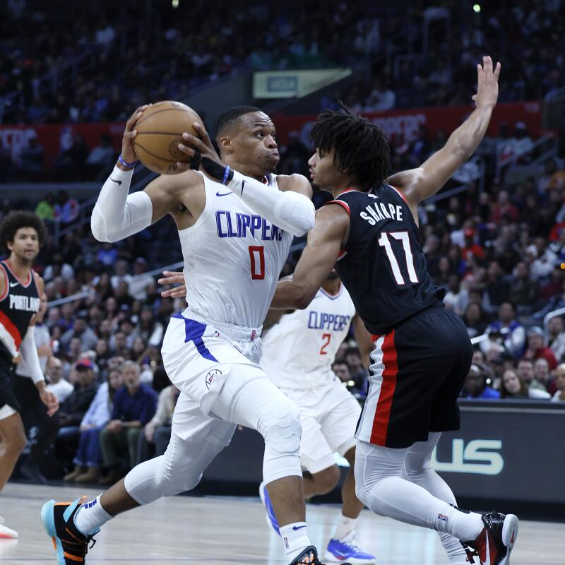 Russell Westbrook drives to the basket.
