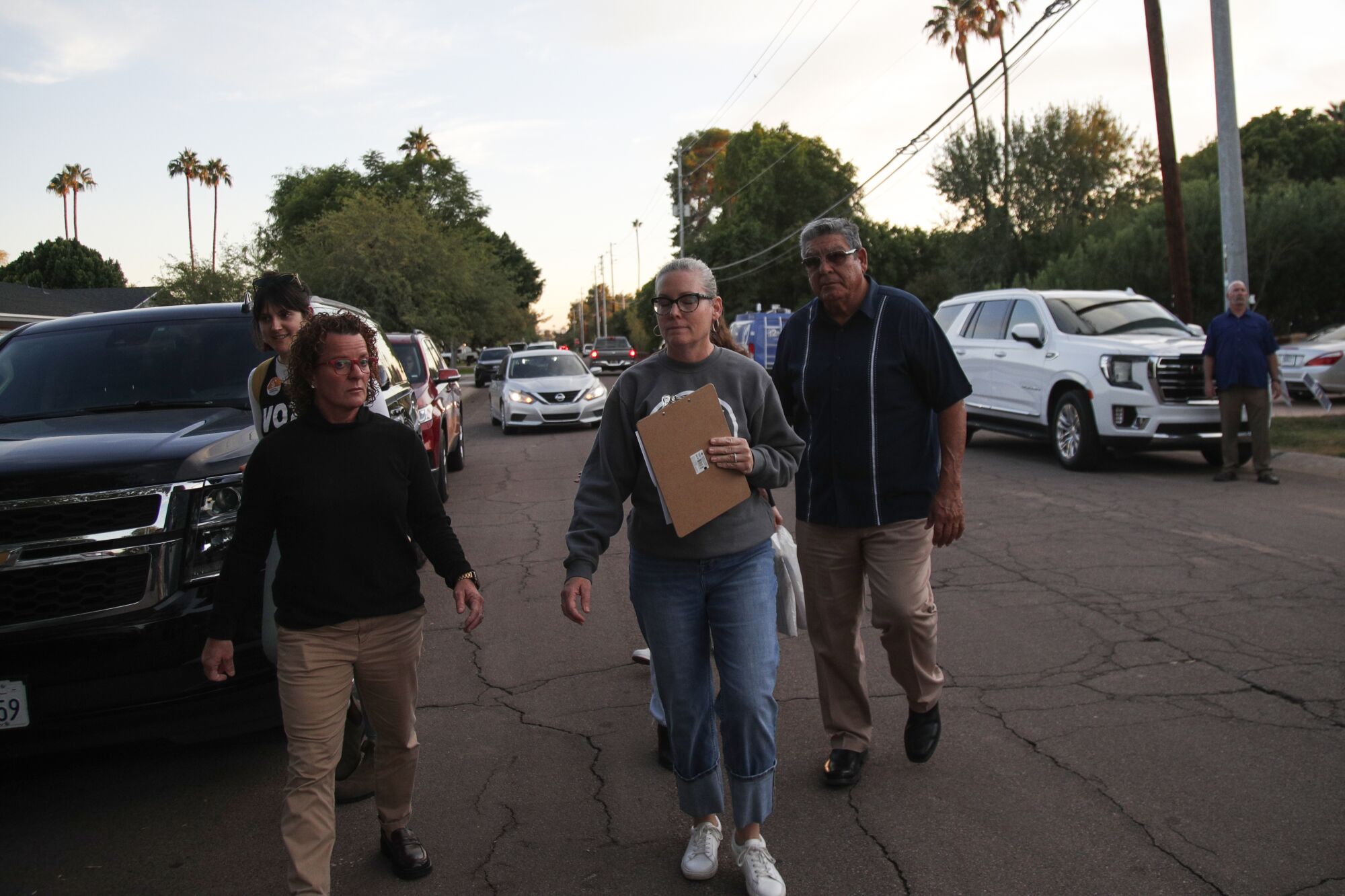 La candidate au poste de gouverneur démocrate de l'Arizona, Katie Hobbs(C), toiles