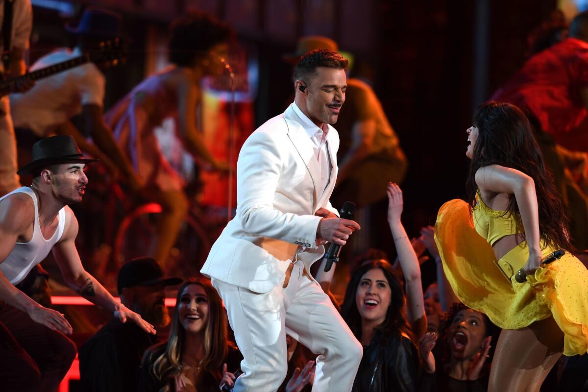 Ricky Martin al lado de la cubano-americana Camila Cabello mientras interpretan el tema "Havana" en el escenario del Staples.