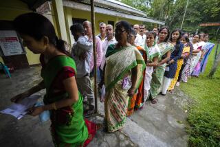 Varias personas hacen fila para votar en la primera ronda de las elecciones generales de India, en Jorhat, en el noreste de Assam, India, el 19 de abril de 2024. (AP Foto/Anupam Nath)