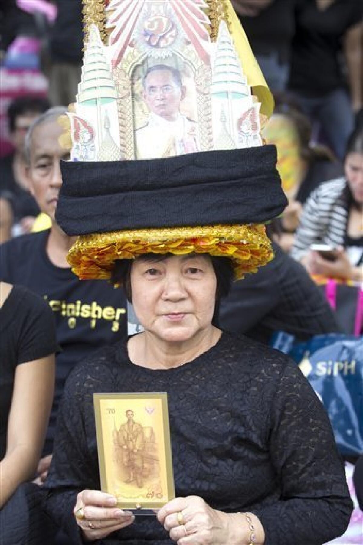 El príncipe heredero de Tailandia, Vajiralongkorn, podría ser proclamado rey a partir del viernes, ocho días después del fallecimiento del monarca Bhumibol Adulyadej, anunció hoy el primer ministro, el general Prayut Chan-ocha.