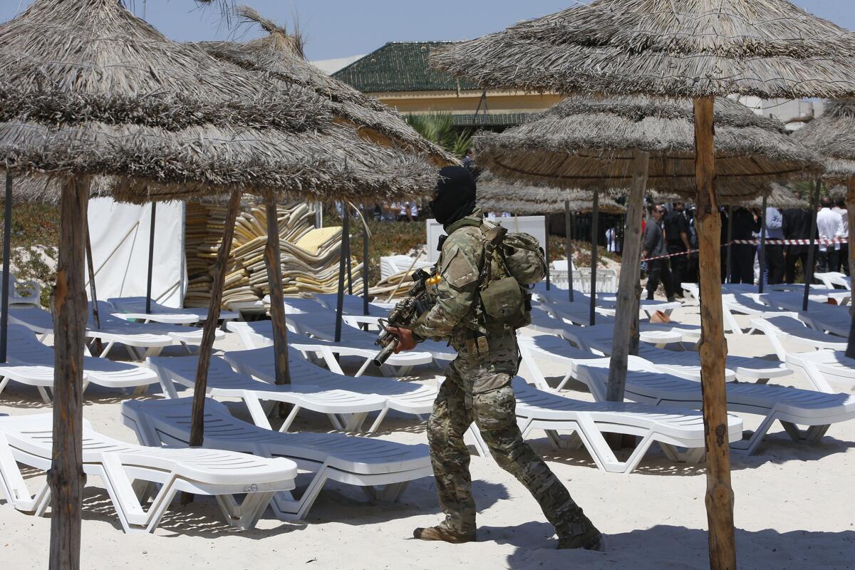 Un policía tunecino patrilla en el lugar donde tarroristas asesinaron a 38 personas en Sousse, Túnez, el 29 de junio del 2015. (AP Foto/Abdeljalil Bounhar)