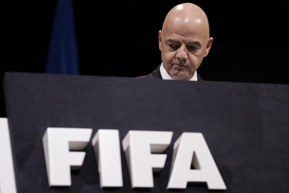 ARCHIVO - El presidente de la FIFA Gianni Infantino sube al estrado antes del 69no Congreso