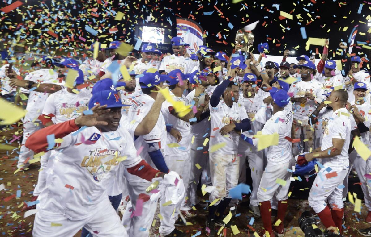 Los Toros de Herrera de Panamá celebran la obtención del campeonato de la Serie del Caribe de béisbol, tras derrotar en la final 3-1 a los Leñadores de Las Tunas de Cuba, en el estadio Rod Carew en la capital de Panamá, el domingo 10 de febrero del 2019.