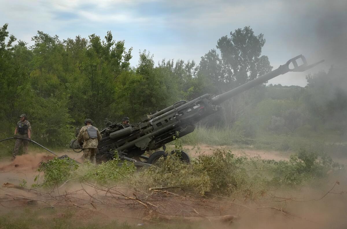 ARCHIVO - Soldados ucranianos disparan contra posiciones rusas con un obús M777 