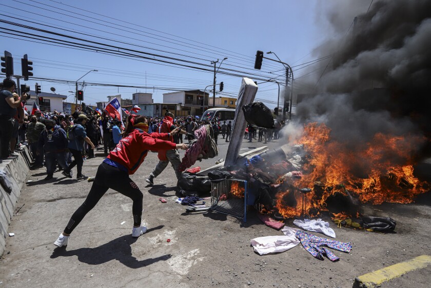 Centenares se manifiestan contra migrantes en norte de Chile - San Diego  Union-Tribune en Español