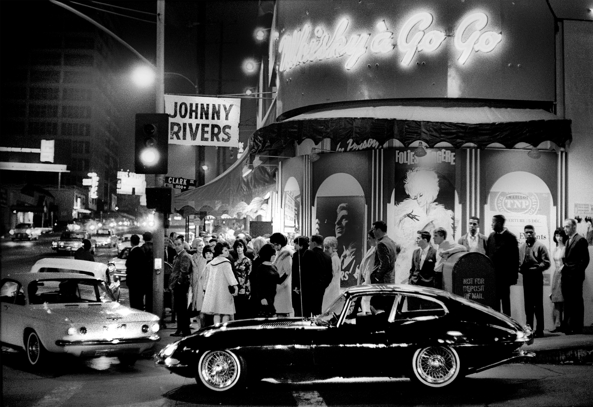 Les gens forment une ligne devant Whiskey a Go-Go sur le Sunset Strip en 1964