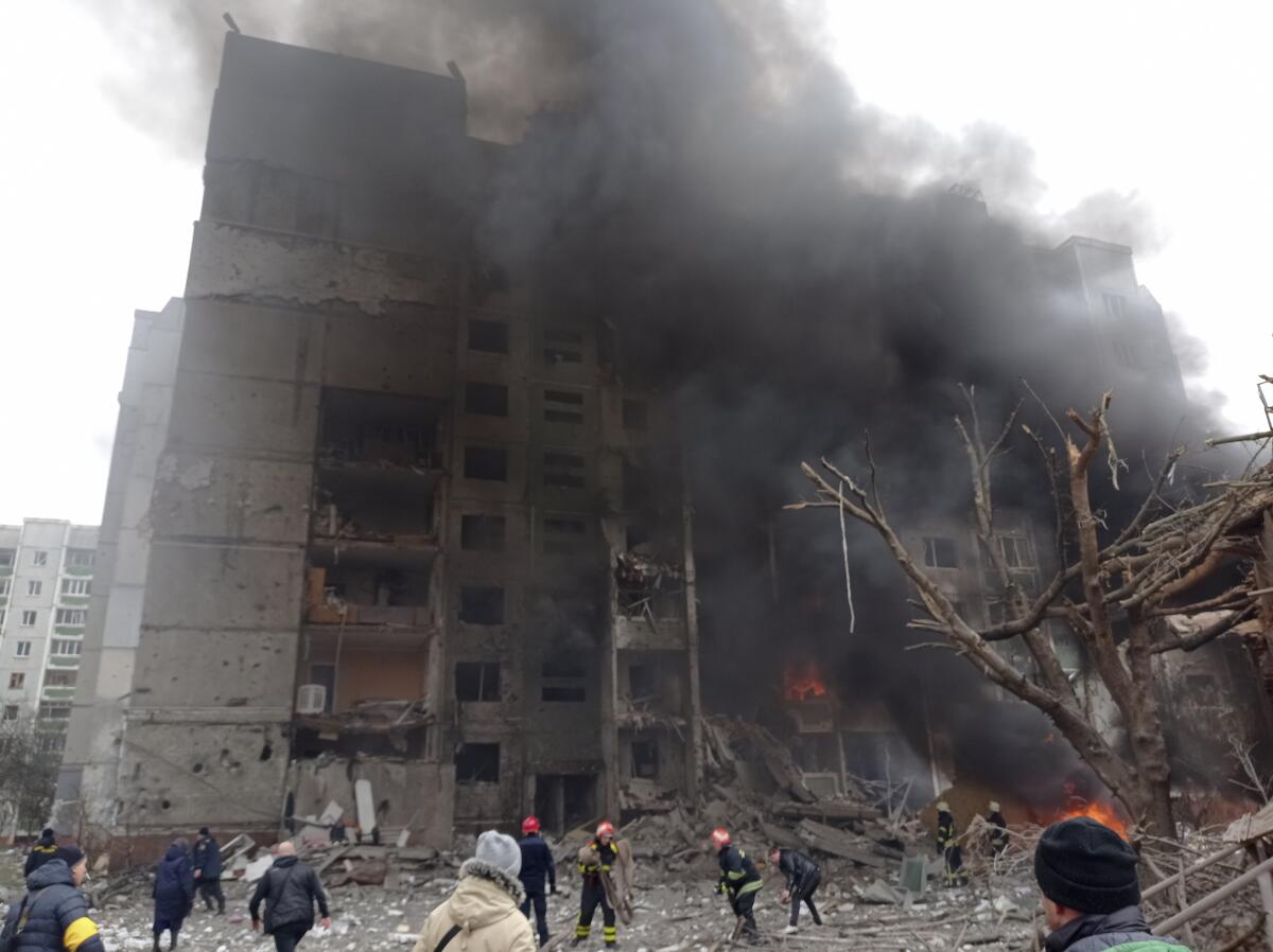 Bomberos laboran para apagar un incendio en un edificio tras un bombardeo ruso