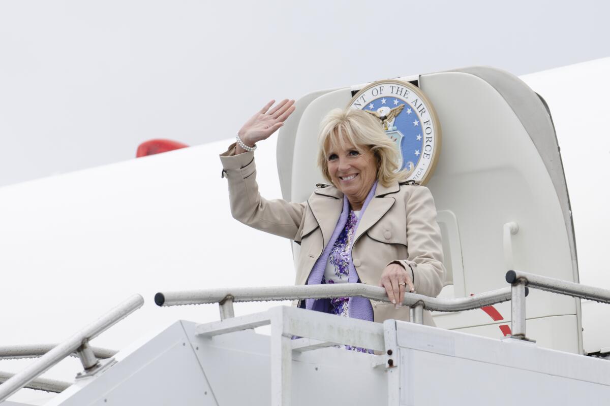 La primera dama estadounidense Jill Biden saluda a su llegada a Panamá 
