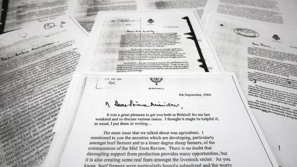 Una copia de la carta que el príncipe Carlos, el Príncipe de Gales, le escribió al entonces primer ministro Tony Blair, al frente y al centro, una de una serie de sus cartas privadas escritas a los ministros del gobierno que fueron publicadas el miércoles.