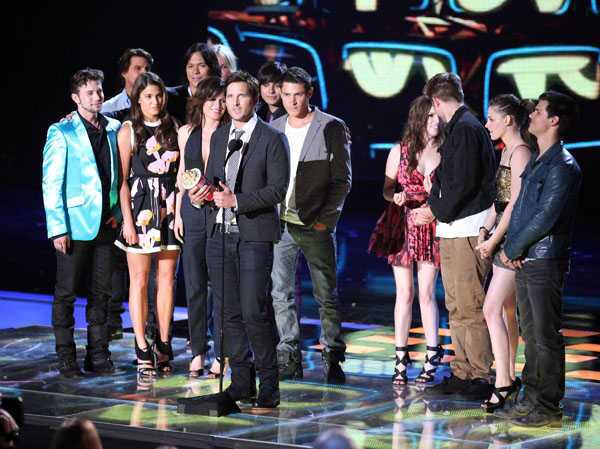 The cast of "Twilight: New Moon" accepts the Best Movie award onstage at the 2010 MTV Movie Awards.