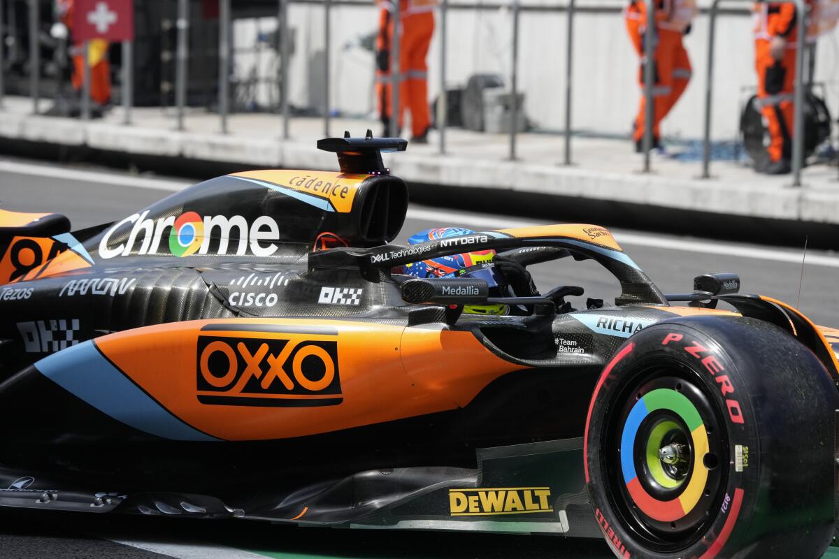 El australiano Oscar Piastri conduce su bólido McLaren en el carril de pits durante las prácticas para el Gran Premio de México, el viernes 27 de octubre de 2023 (AP Foto/Fernando Llano)