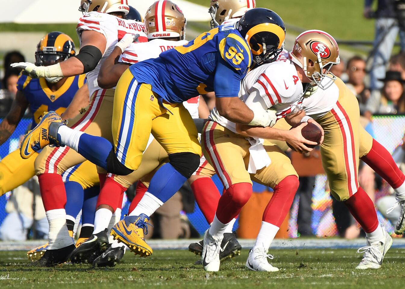 Rams Aaron Donald sacks 49ers quarterback Nick Mullens.