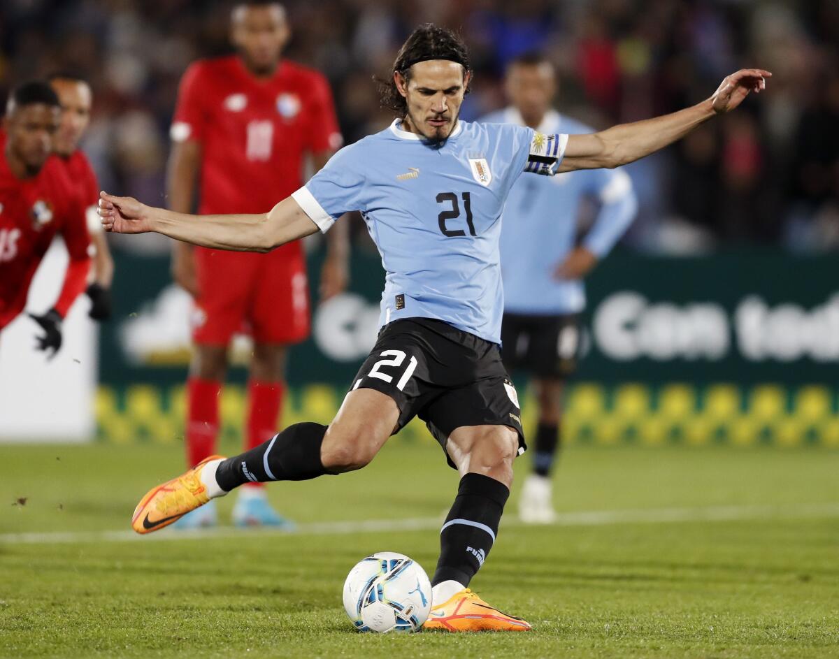 ARCHIVO - El uruguayo Edinson Cavani tira un penal durante un amistoso entre Uruguay y Panamá