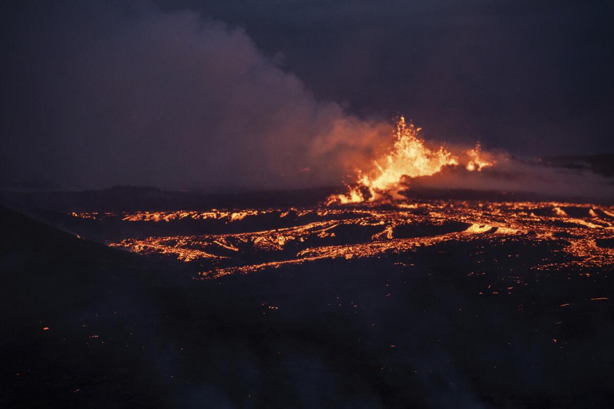 La erupción del volcán Fagradalsfjall en Islandia el 10 de julio de 2023. (Foto AP/Marco Di Marco)