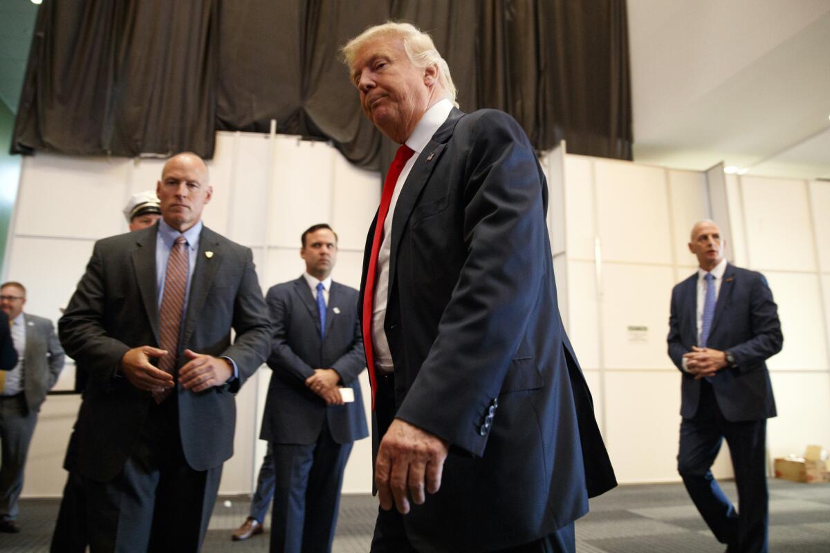 Donald Trump, candidato presodencia de Partido Republicano, se aleja después de hablar con reporteros antes de una asamblea política, el lunes 1 de agosto de 2016, en Columbus, Ohio. (AP Foto/Evan Vucci)