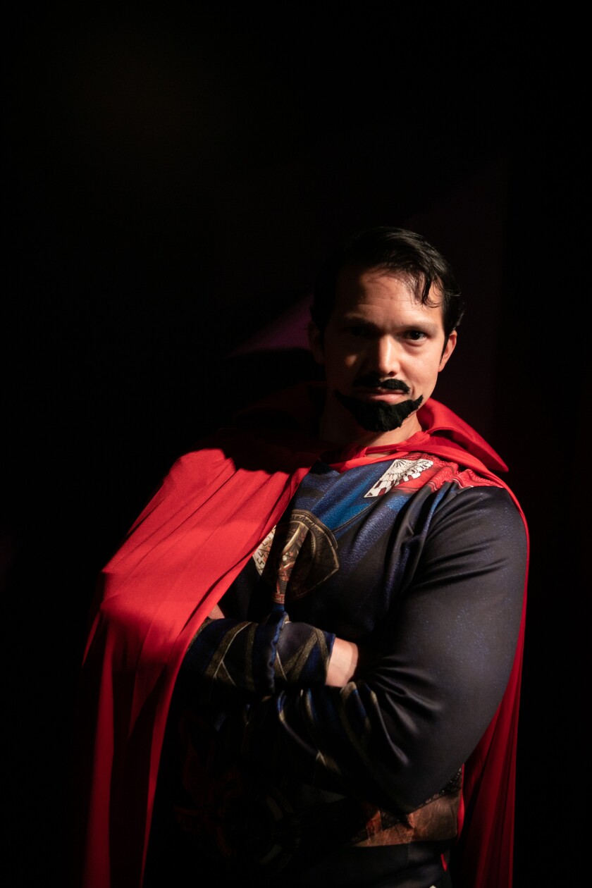 John Ramirez, de 38 años, vestido como Doctor Strange en el estreno de la película "Doctor Strange en el multiverso de la locura."