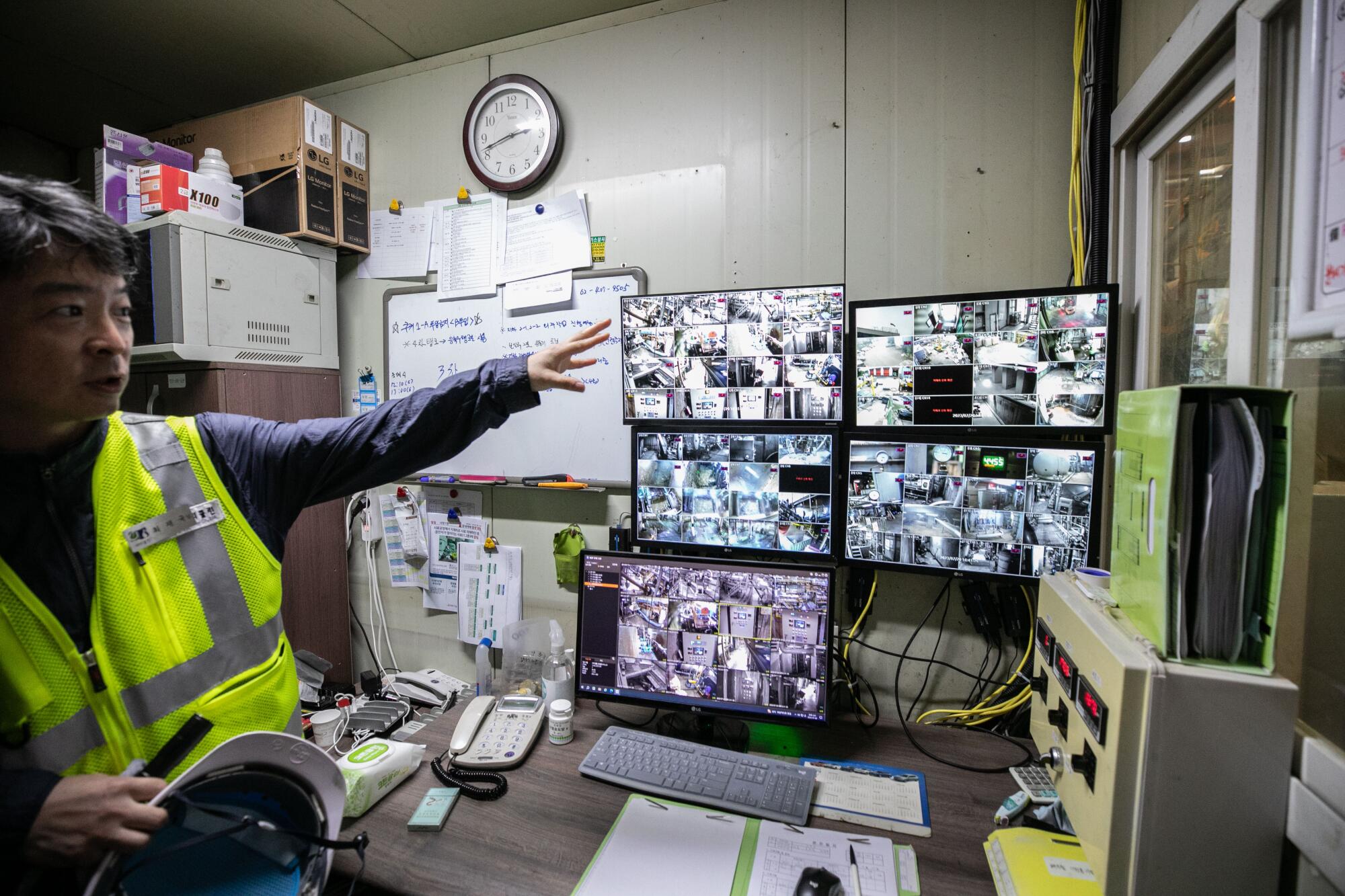 Choi Jae-guk shows the automated system of the facility at the control room