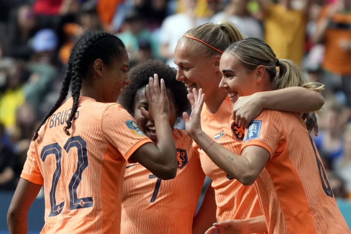 La holandesa Jill Roord (derecha) festeja con sus compañeras tras marcar el primer tanto 