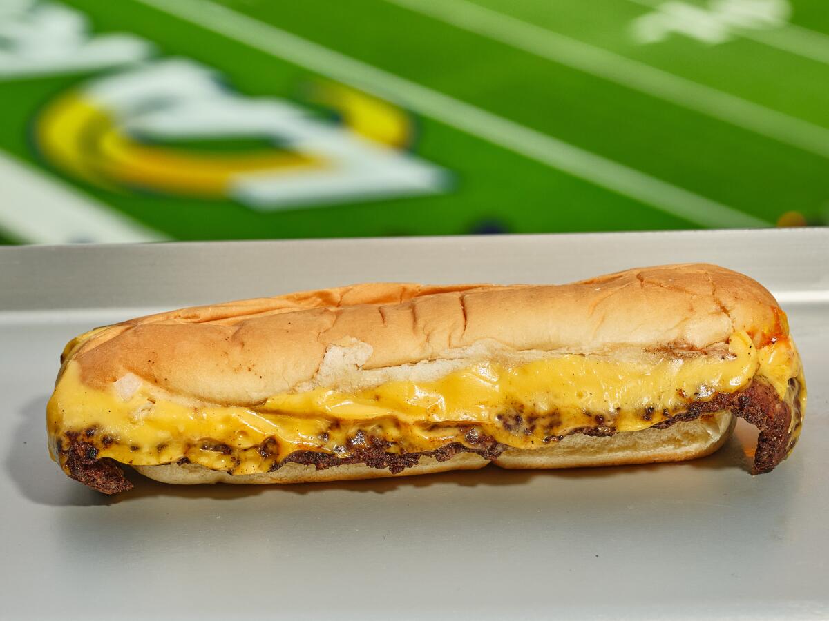 El sándwich submarino de hamburguesa en el puesto de concesión de Fairfax Avenue en SoFi Stadium.