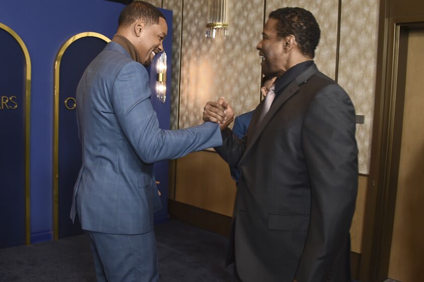 Will Smith, izquierda, y Denzel Washington llegan al almuerzo de nominados a la 94a entrega de los Premios de la Academia el 7 de marzo de 2022 en Los Angeles. (Foto Jordan Strauss/Invision/AP)