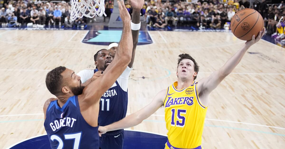 Pelatih Lakers JJ Redick memperhatikan ketajaman bertahan Austin Reaves