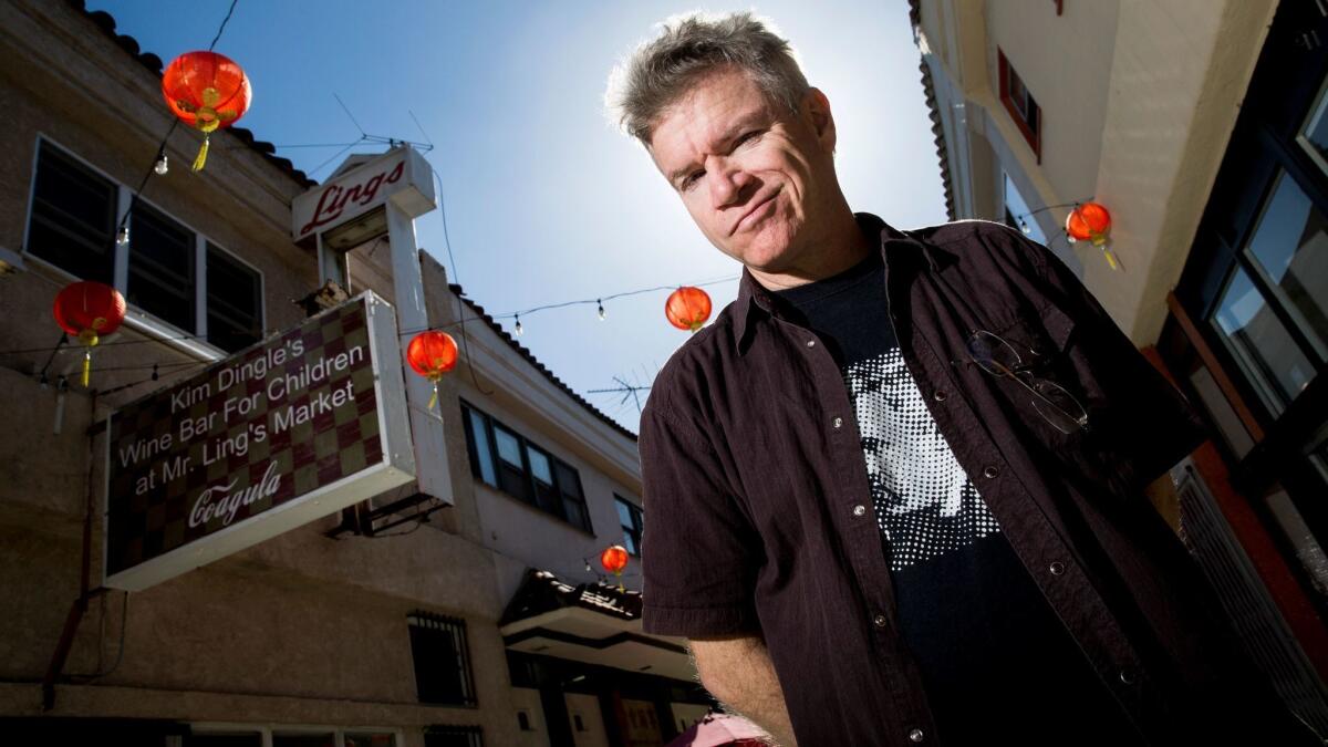 Mat Gleason en el exterior de su galería de Chinatown, Coagula Curatorial, en 2013 (Jay L. Clendenin / Los Angeles Times).
