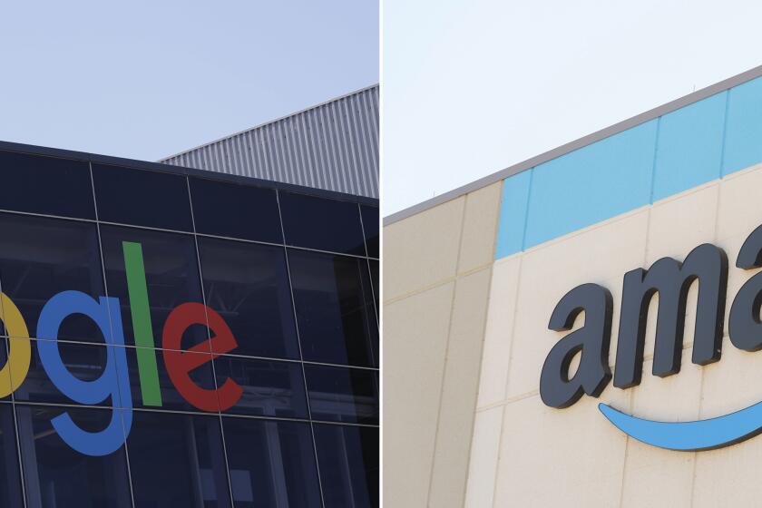 El logotipo de Google, izquierda, se muestra en las oficinas generales de la empresa en Mountain View, California, el 19 de julio de 2016, mientras que el logotipo de Amazon aparece en el muro exterior del centro de despacho de pedidos OXR1 de la compañía en Oxnard, California, el 21 de agosto de 2024. (AP Foto)