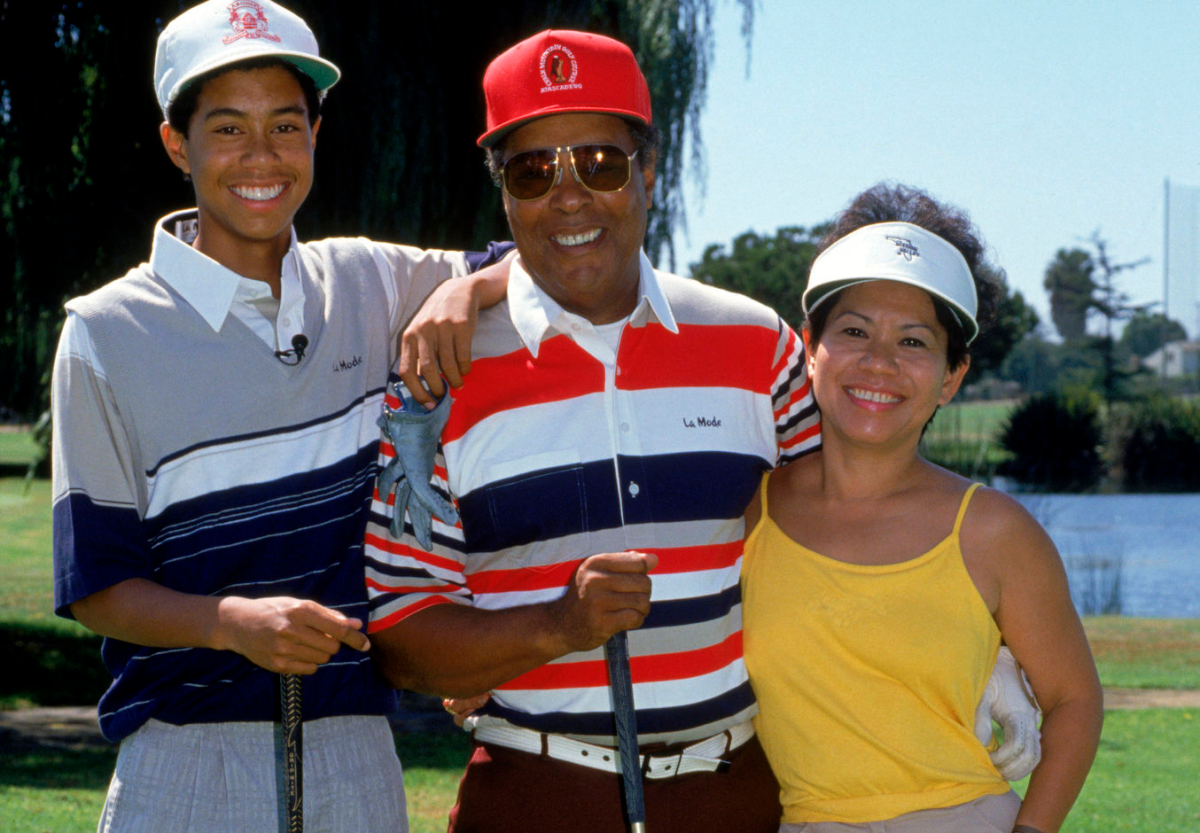 Tiger Woods poses for a photograph with his father, Earl, and mother, Kultida, in September 1990.