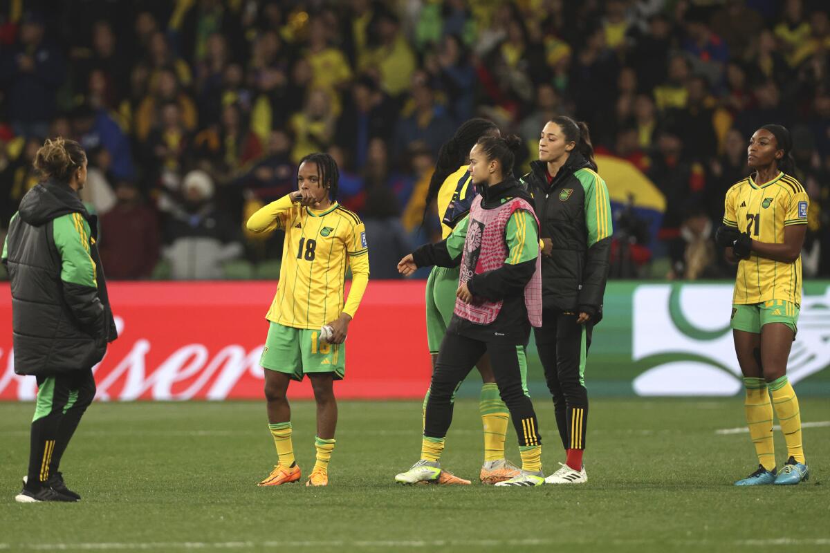 Jugadoras de Jamaica reaccionan luego de perder ante Colombia en los octavos de final de la Cpa Mundial Femenina