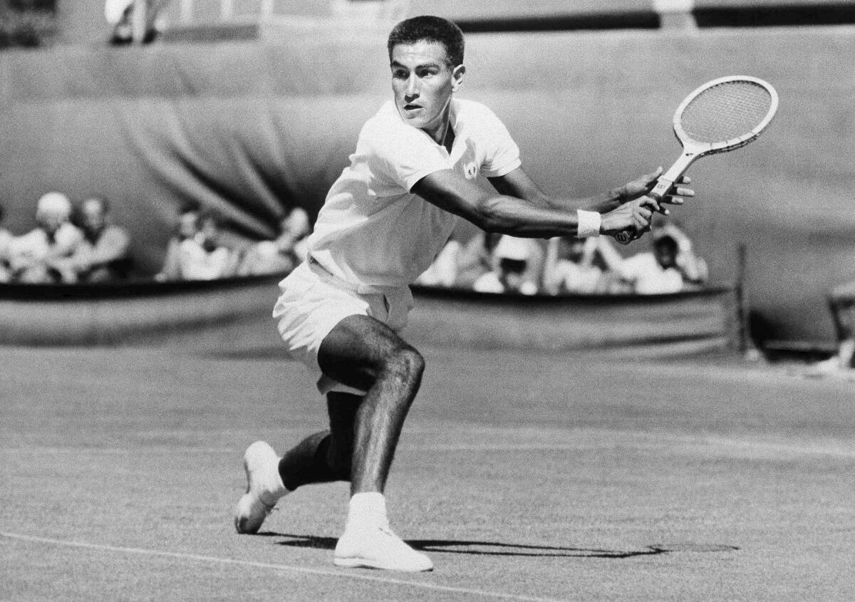 ARCHVOP- 26 de enero de 1959 el tenista peruano Alex Olmedo ante Neale Fraser en el Campeonato Nacional de Australia.
