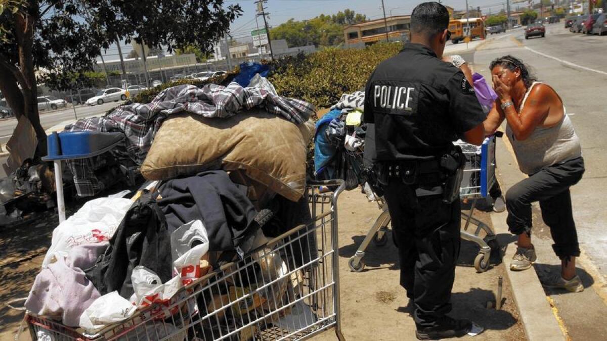 El oficial Héctor Ramíres del LAPD, le dice a Rosa Torres que tiene que recoger lo que pueda antes de que lleguen y arrasen con un campamento.