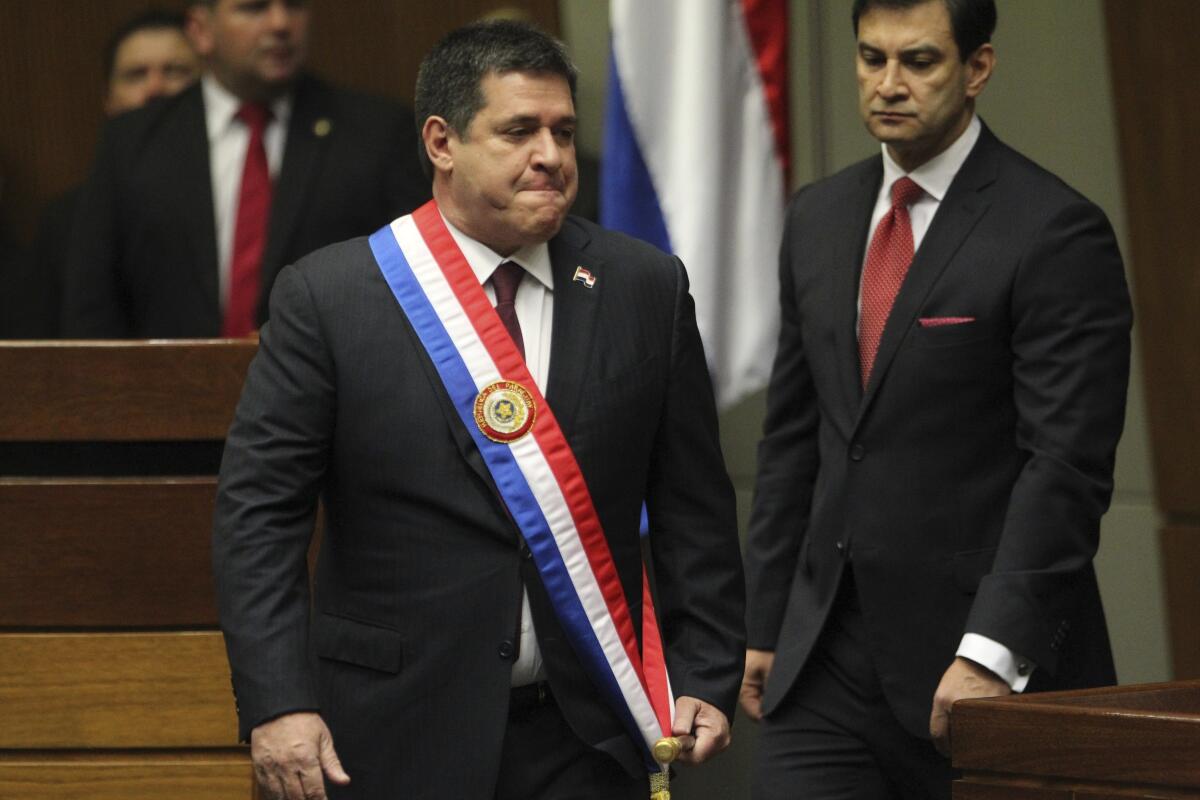 ARCHIVO - El presidente saliente paraguayo Horacio Cartes llega al Congreso para entregar la banda presidencial