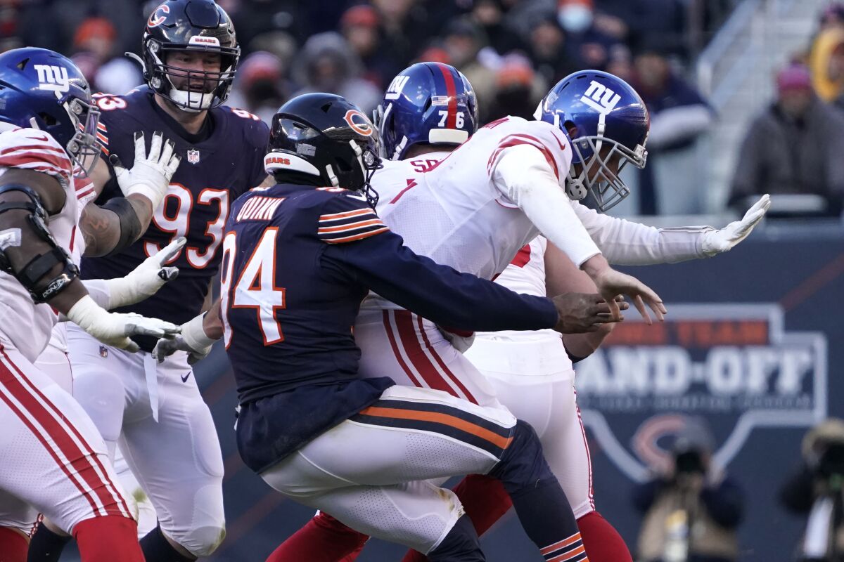 Chicago Bears linebacker Robert Quinn sacks New York Giants quarterback Mike Glennon.