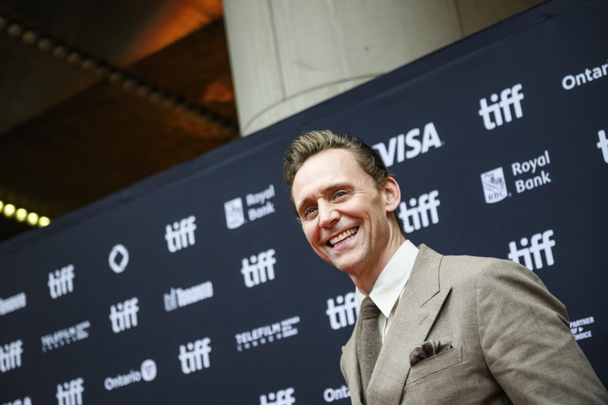 Tom Hiddleston llega a la alfombra roja antes del estreno de la película