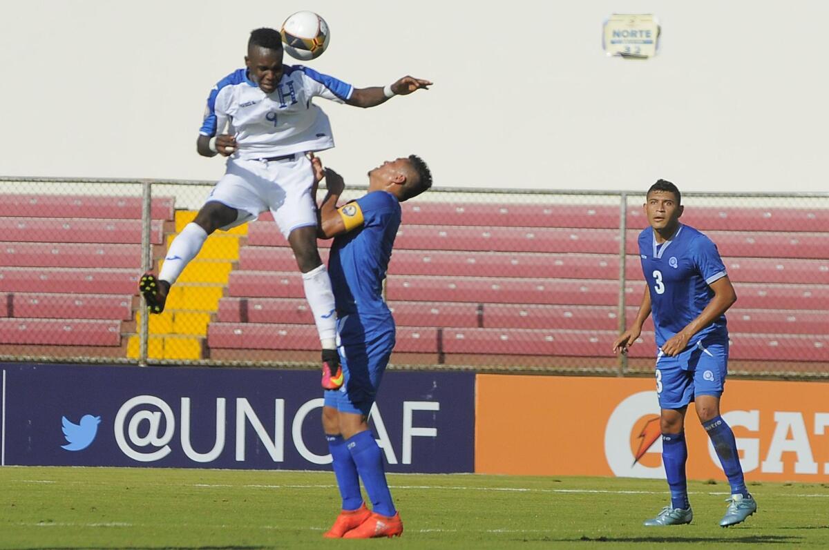 Gracias a expulsiones, Honduras pega primero en la Copa Centroamericana.