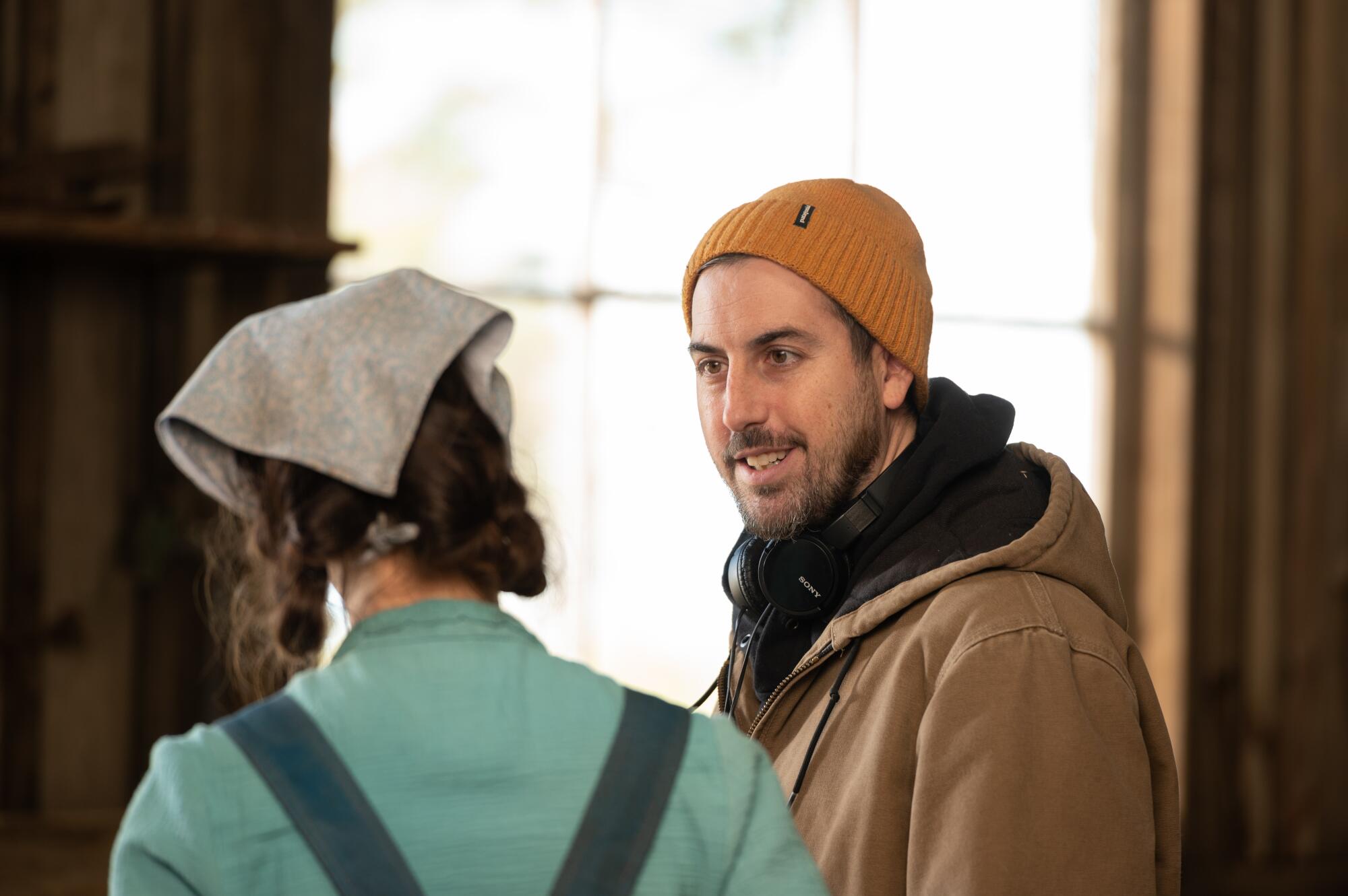 El director Ti West al lado de la actriz Mia Goth en el set de la cinta.