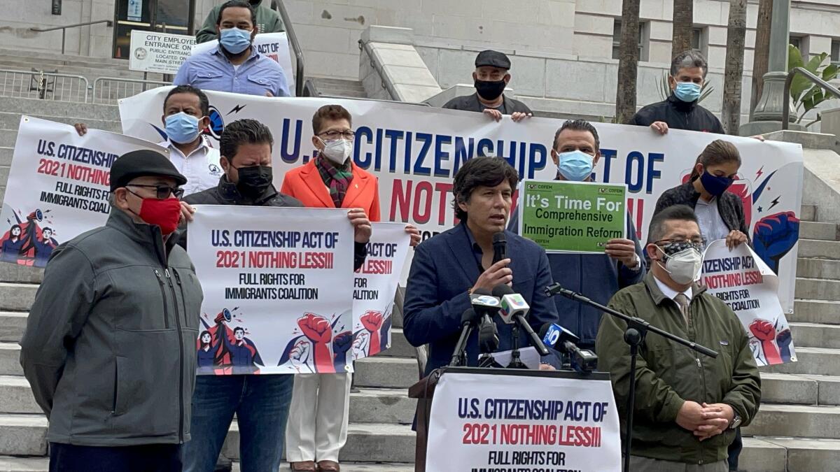 Kevin De León, concejal de Los Ángeles, encabezó la conferencia de activistas que exigen una reforma migratoria integral.