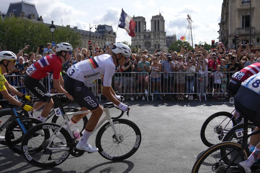 El alemán Nils Politt pasa frente a la catedral de Notre Dame durante la carrera de ruta del ciclismo de los Juegos Olímpicos, el sábado 3 de agosto de 2024. (AP Foto/Dar Yasin)
